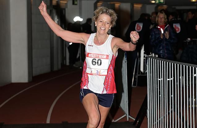 Rita Nordsveen jublende i mål til ny norsk rekord på 50 kilometer (foto: Per Inge Østmoen).