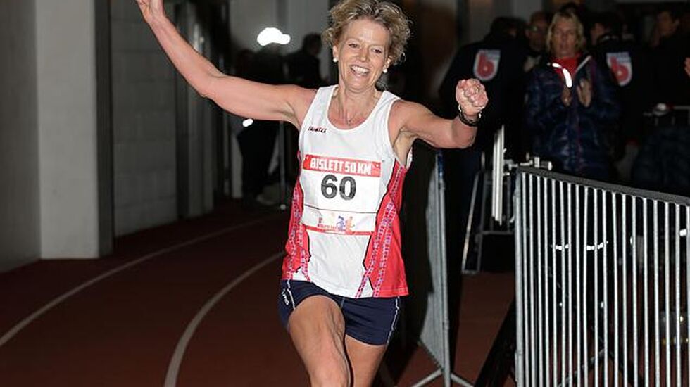 Rita Nordsveen jublende i mål til ny norsk rekord på 50 kilometer (foto: Per Inge Østmoen).