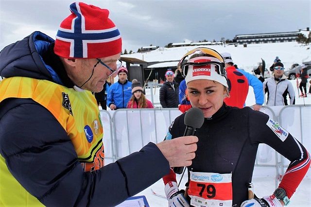 Emilie Kristoffersen blir intervjuet etter sin 3. seier på rad i Furusjøen Rundt i fjor. (Foto Lars Tungen)
