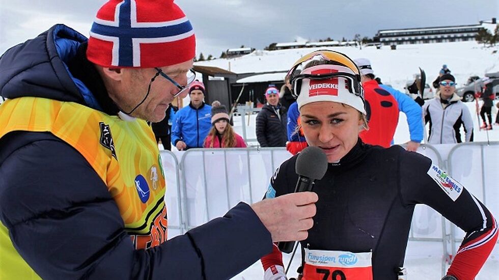 Emilie Kristoffersen blir intervjuet etter sin 3. seier på rad i Furusjøen Rundt. (Foto Lars Tungen)