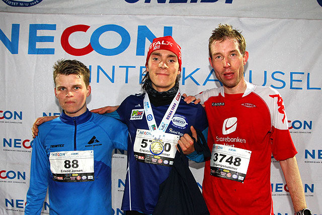 Premiepallen 10 km herrer: vinner ble Jens Åstveit (i midten), til venstre Erlend Jensen, til høyre Ketil Monssen