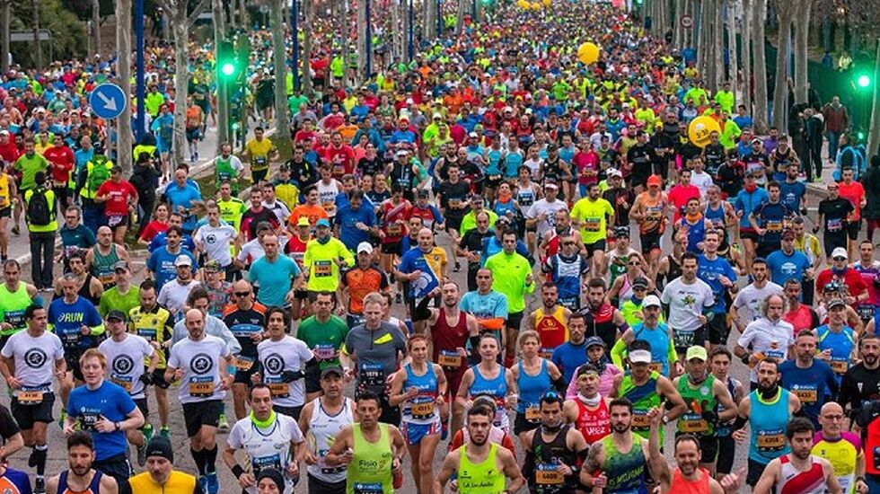 Sevilla Marathon går gjennom sentrale deler av byen og passerer de fleste av byens historiske monumenter. Mål er inne på La Cartuja Stadium hvor VM i friidrett gikk i 1999 (Foto: Sevilla Marathon/Facebook).