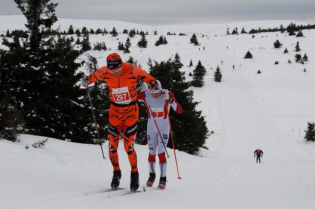 Lynduoen Anders Mølmen Høst (i Team Leaseplan-drakt) og Joar Thele alene i tet på løypas høyeste punkt på den første runden. 