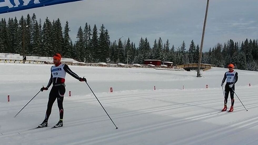 Simen Nordli Engebretsen over målstreken på Veldre sag tre sekunder foran Anders Kampenhøy. (Arrrangørfoto)