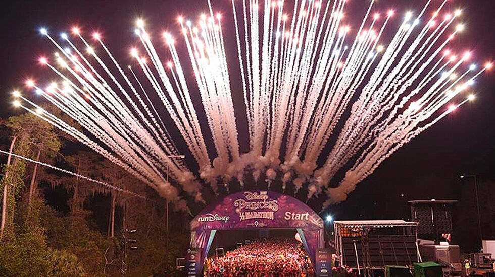 Spektakulær start: Disney Princess halvmaraton, som går inne på området til World Disney Resort i Florida, gikk sist søndag. (Foto: Run Disney's Photo/Facebook)