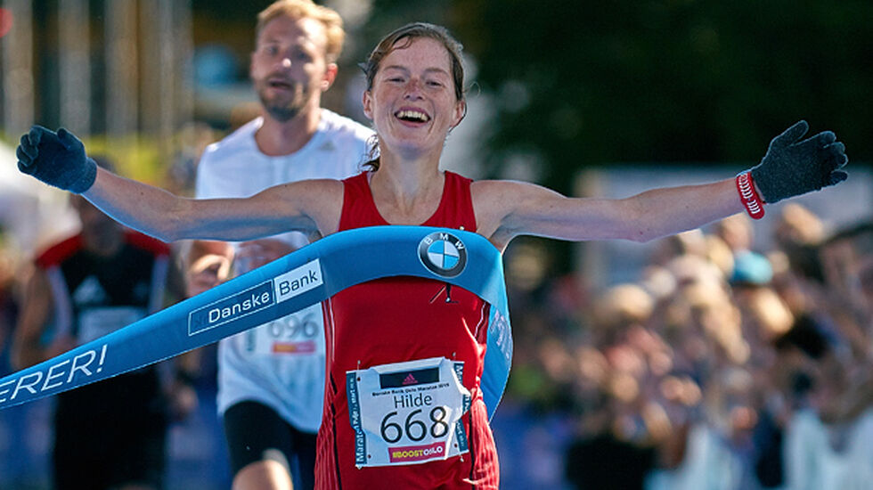 Hilde Aders jubler idet hun krysser mållinja som vinner av Oslo Maraton 2015. (Foto: Stian Schløsser Møller)