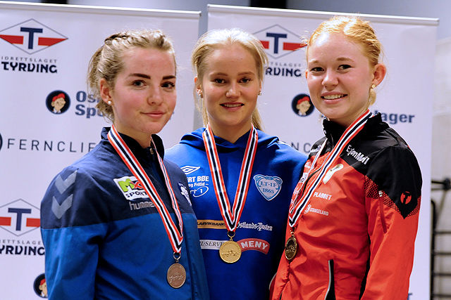 Premiepallen 1500m jenter 18/19: Maike Verhofstad, vinner Malin Edland og Marie Eide Roalkvam.