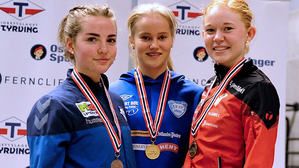 Premiepallen 1500m jenter 18/19: Maike Verhofstad, vinner Malin Edland og Marie Eide Roalkvam.