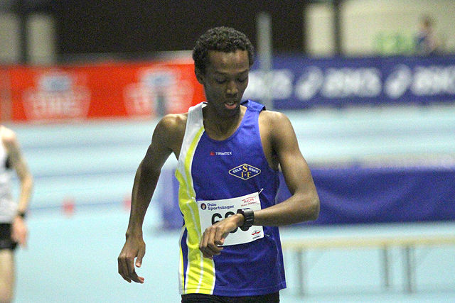 Abduljaleel Hir kan konstatere at han løper inn til førsteplass på 4,08.