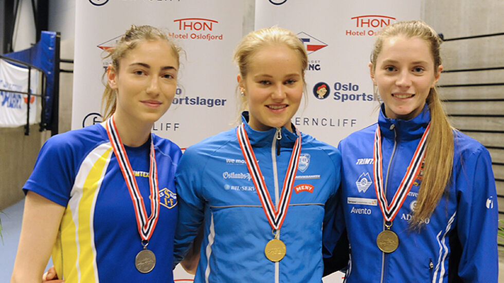 Premiepallen J-18/19: Kamelia Parvanova, Malin Edland, Elisabet Rørvik