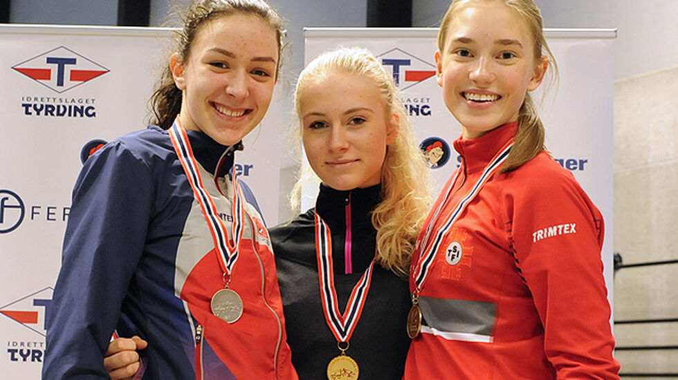 Premiepallen i J16: Kristin Svendby Otervik, Anne Hjort Arntsen, Andrea Modin Engesæth.