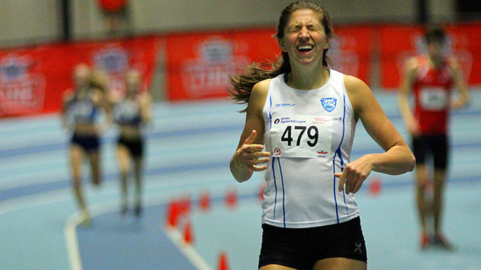 Josefine Tomine Eriksen tar en klar seier i J17 på 800 m i UM.