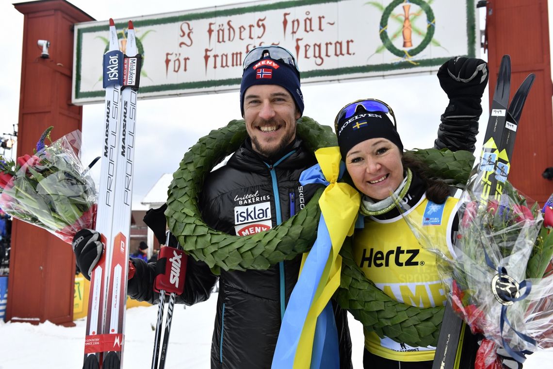 Vinnerne John Kristian Dahl og Britta Johansson Norgren (foto Nisse Schmidt - Vasaloppet).
