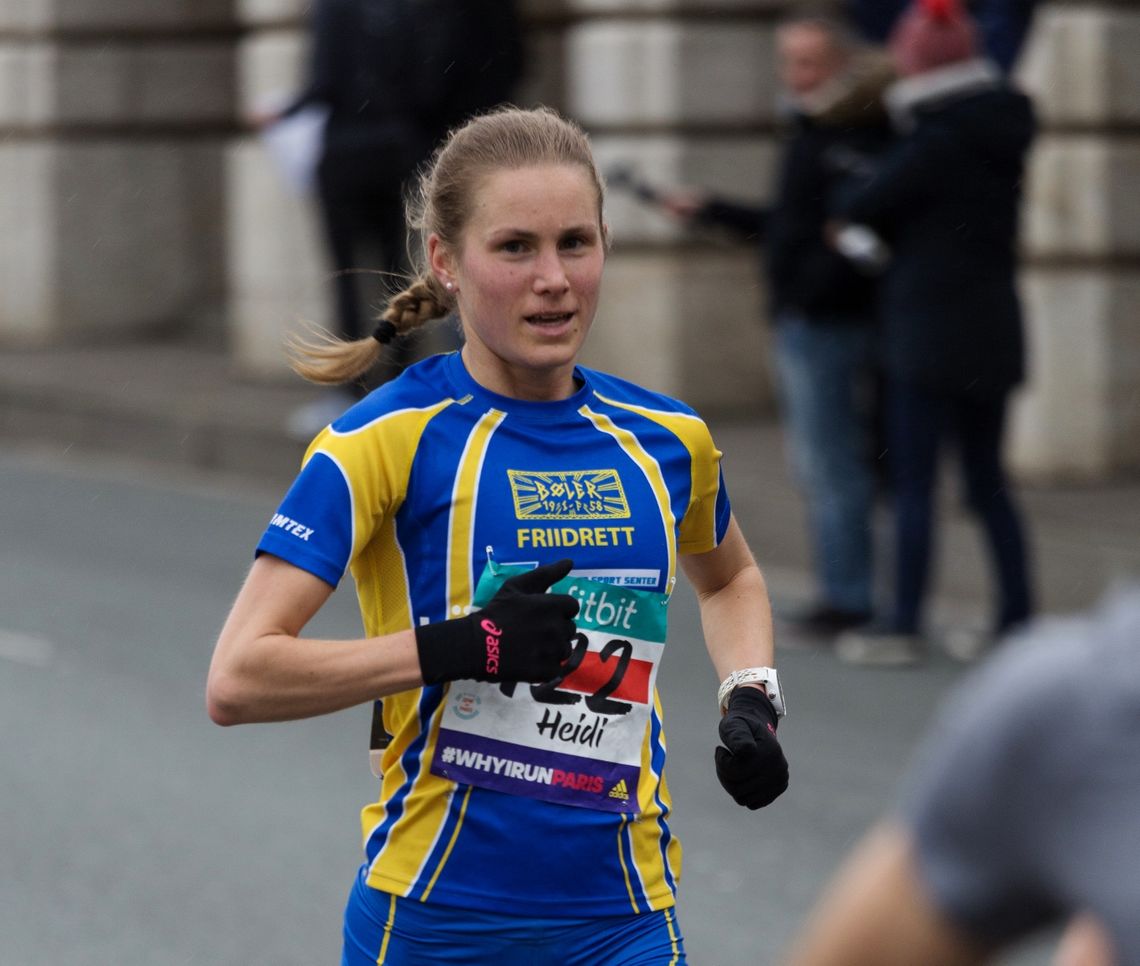 Heidi underveis i Semi Marathon de Paris. (Foto: Sylvain Cavatz)