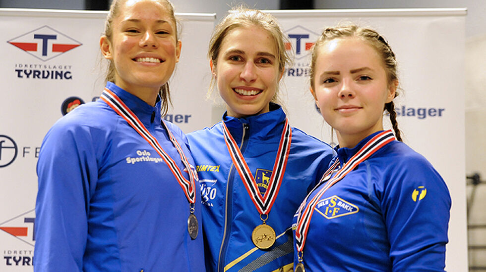 Premiepallen i klasse J-20/22 i UM: Mina Marie Anglero, Caroline Fleischer og Hanna Eid.