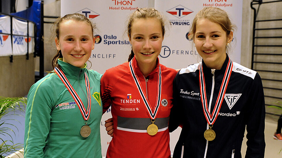 Premiepallen på 800m i J-15 i UM: Siri Gamst Glittenberg, Petronella Tordsdatter Halle og Anniken Aarebrot.