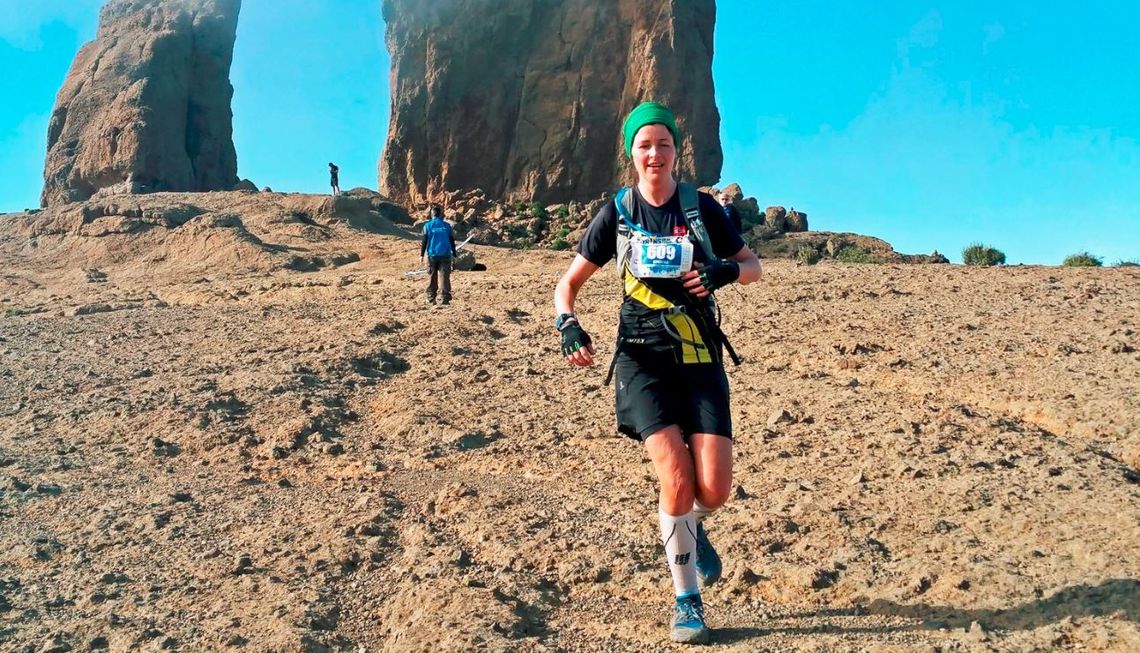 Den Arendal-bosatte tobarnsmoren Øyunn Bygstad (33) har gjennomført flere ultraløp og fullførte sist helg Trans Gran Canaria. Her løper hun ned fra det høyeste fjellet Garanon (privat foto).