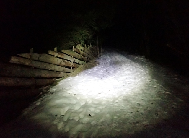 Fra dagens kveldstrening... en kort 5 km med hodelykt... Nattløping med god hodelykt er egentlig ganske morsomt. At det var grått og overskyet så jeg heller ikke noe til.