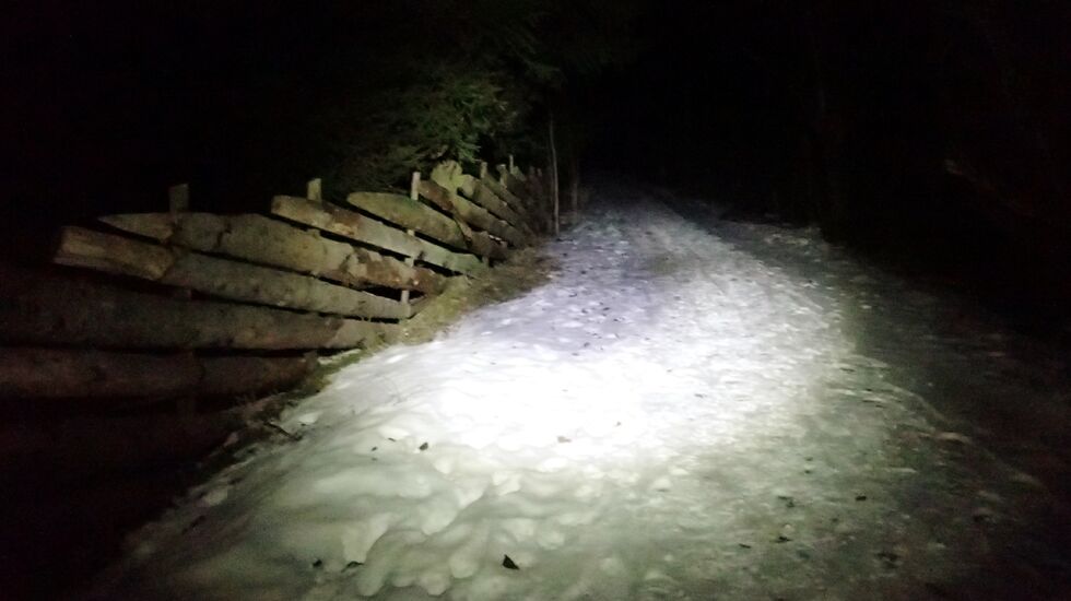 Fra dagens kveldstrening... en kort 5 km med hodelykt... Nattløping med god hodelykt er egentlig ganske morsomt. At det var grått og overskyet så jeg heller ikke noe til.