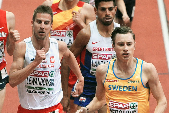 Marcin Lewandowski sørga for en av Polens sju gullmedaljer mens Kalle Berglund tok en av Sveriges to sølvmedaljer i EM. Her ser vi dem i tet under 1500 m-finalen i Beograd. (Foto: Mark Shearman)