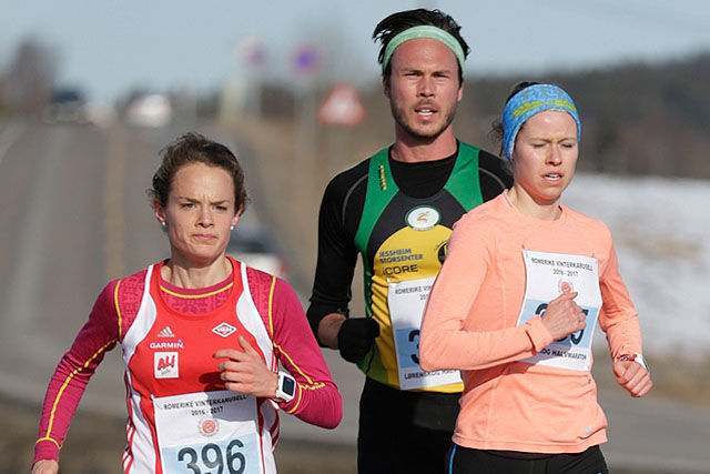 Runa Skrove Falch og Silje Fjørtoft var raskest i kvinneklassen, her med mellomdistanseløper Andreas Roth på slep. (Foto: Per Inge Østmoen)