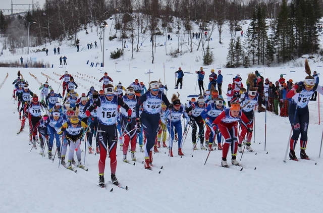 Fra starten på jentenes stafett på NMs avsltningsdag. Opplands vinnerlag med nr 154 er helt fremme allerede fra start. (Foto: Trond Arne Liavik)