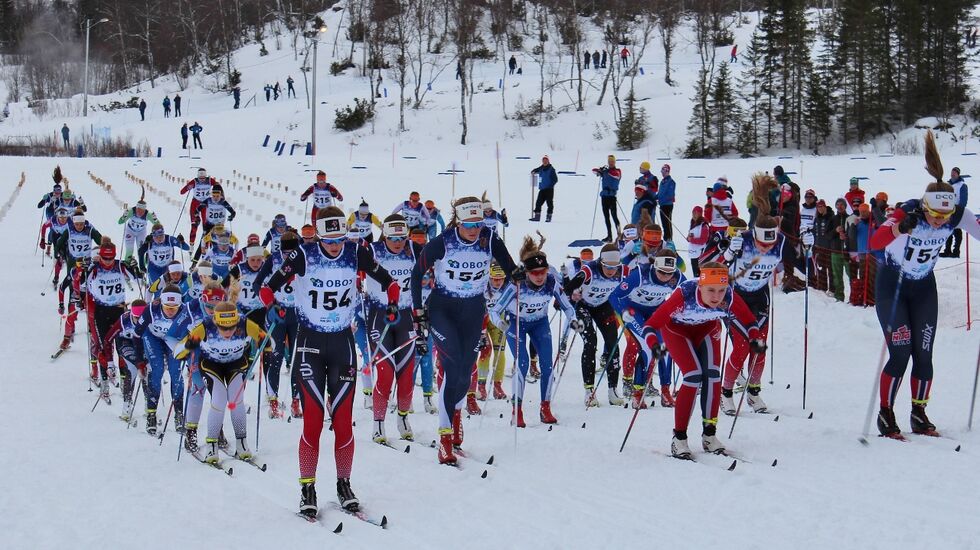 Fra starten på jentenes stafett på NMs avsltningsdag. Opplands vinnerlag med nr 154 er helt fremme allerede fra start. (Foto: Trond Arne Liavik)