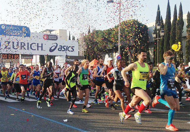 Med konfetti over seg la løperne av gårde på de 42 kilometerne i Barcelonas gater. (Foto: arrangøren) Med konfetti over seg la løperne av gårde på de 42 kilometerne i Barcelonas gater. (Foto: arrangøren)