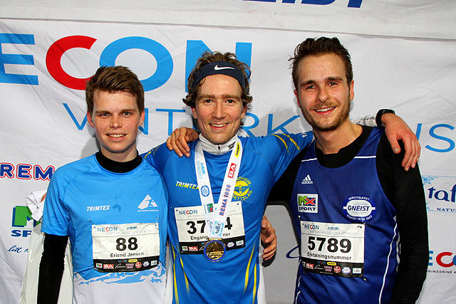 Erlend Gjerdevik Sørtveit har fått medaljen som viser at han vant duellen med Erlend Jensen og Andreas Iden.
