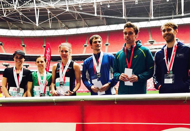 Maria Wågan (tredje fra venstre) vant og Ola Berg Fines (tredje fra høyre) ble nummer tre i North London Half Marathon. (Foto: arrangøren) Maria Wågan (tredje fra venstre) vant og Ola Berg Fines (tredje fra høyre) ble nummer tre i North London Half Marathon. (Foto: arrangøren)