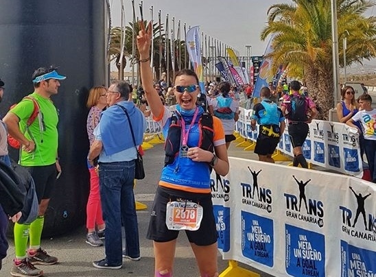 Angelika ved målgang etter fullført 42 km i Transgrancanaria. (Foto: Monika Kransvik)