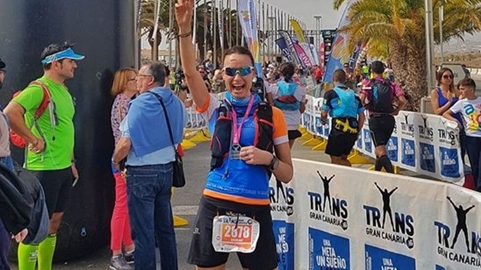 Angelika ved målgang etter fullført 42 km i Transgrancanaria. (Foto: Monika Kransvik)