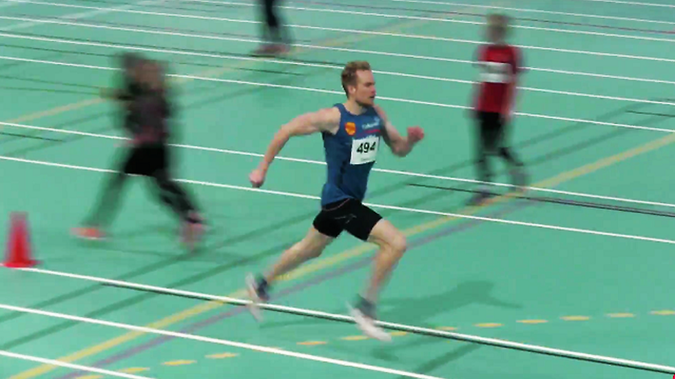 Emil Oustad klinte til på den siste runden og var helt suveren etter tre runder på det blå dekket i Stangehallen lørdag kveld. (Foto: Skjermdump)