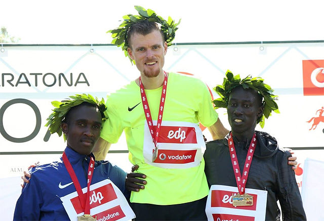 Jake Robertson fra New Zealand (midten) vant foran kenyanerne Jamaes Wangari Mwangi (til venstre) og Edwin Kibet Koech. (Foto: Arrangøren)
