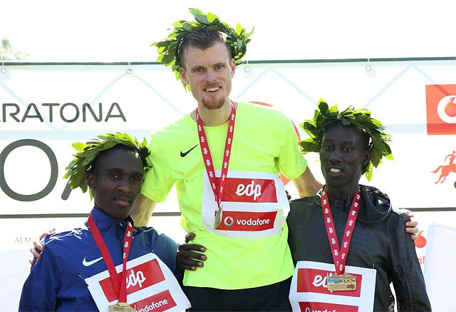Jake Robertson fra New Zealand (midten) vant foran kenyanerne Jamaes Wangari Mwangi (til venstre) og Edwin Kibet Koech. (Foto: Arrangøren) Jake Robertson fra New Zealand (midten) vant foran kenyanerne Jamaes Wangari Mwangi (til venstre) og Edwin Kibet Koech. (Foto: Arrangøren)