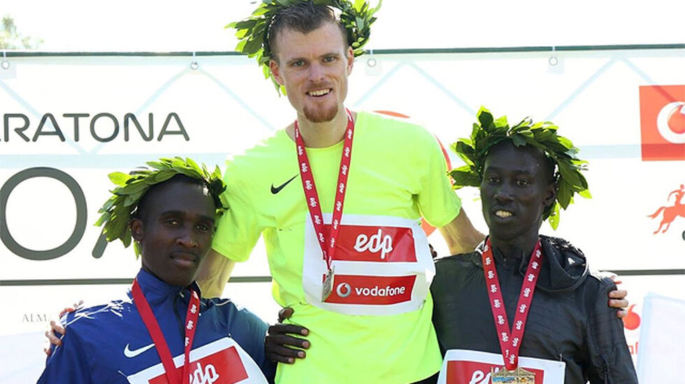 Jake Robertson fra New Zealand (midten) vant foran kenyanerne Jamaes Wangari Mwangi (til venstre) og Edwin Kibet Koech. (Foto: Arrangøren)