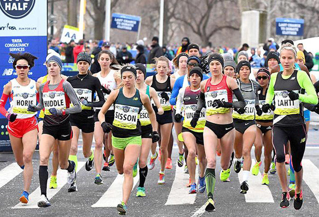 Sarah Lahti satte svensk rekord med 1.09.58. Molly Huddle vant New York Halvmaraton på 1.08.19. (Foto: arrangøren) Sarah Lahti satte svensk rekord med 1.09.58. Molly Huddle vant New York Halvmaraton på 1.08.19. (Foto: arrangøren)