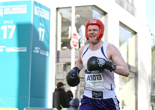 Christian Aarstad Odgaard ved 17 miles (27 km-merket) og på vei mot Guinness rekord (Foto: Skechers Performance Los Angeles Marathon)