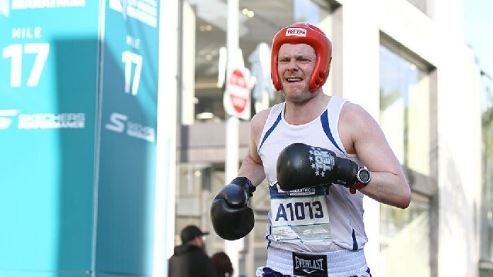 Christian Aarstad Odgaard ved 17 miles (27 km-merket) og på vei mot Guinness rekord (Foto: Skechers Performance Los Angeles Marathon)
