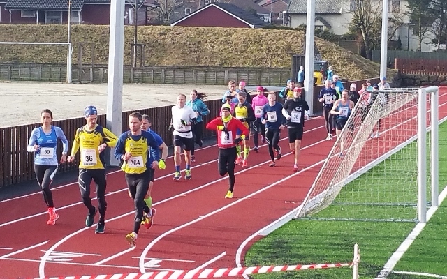 Startfeltet på maraton under Undheim Ultrafestival i 2017. (Foto: Arrangøren)