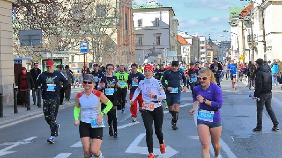 Fra Warszawa halvmaraton som gikk i klart, men kjølig vårvær (Foto: Facebook/MaratonWarszawski).