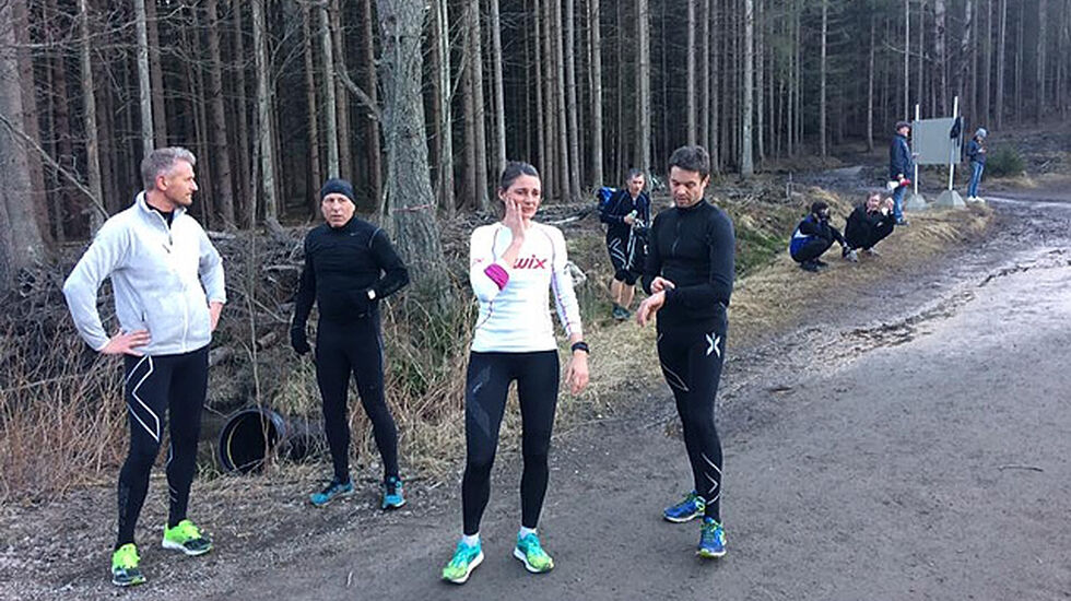  Solen er iferd med å gå ned i skogen men Terje Rød, Steinar Basberg og Kathrine Ruud Hansen (raskeste kvinne) koser seg for det. Foto: Arne-Johan Martinsen