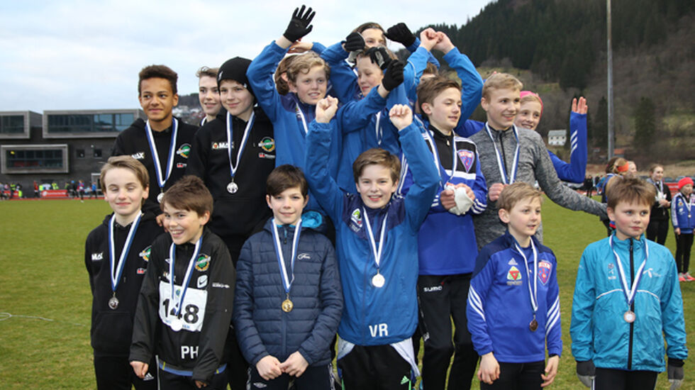 Premiepallen i klasse gutter 11 - 14 år i Fristafetten. Gneist på topp, Norna-Salhus og Fri på de neste plassene.