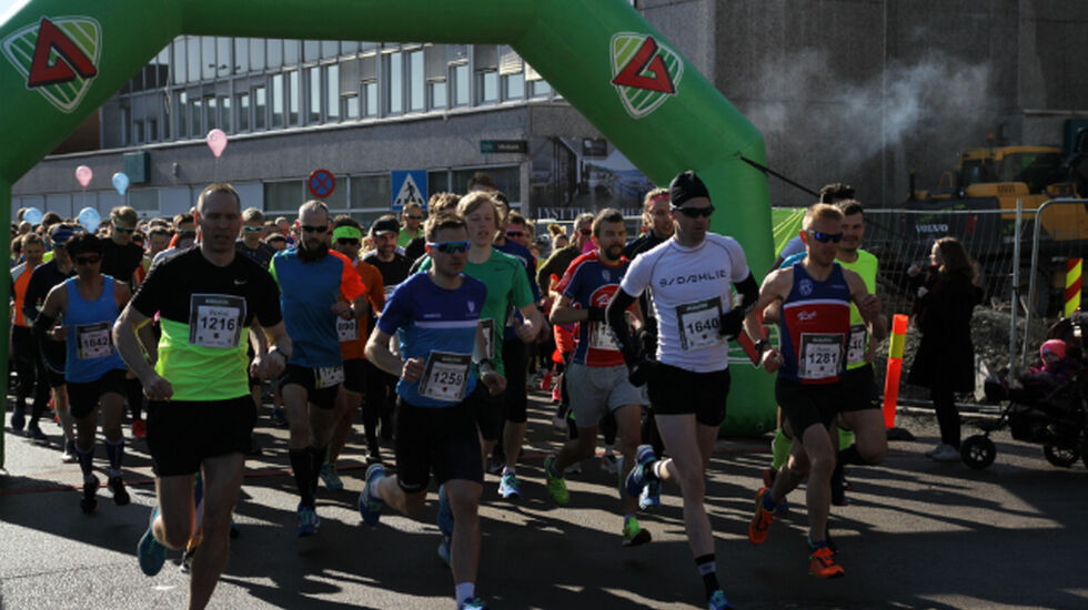 Starten har gått for de to lengste distansene. De fire raskeste på halvmaraton, Wermskog (nr 1640), Andås (nr 1259), Sæther (nr 1281) og Wang (nr 1216), tar kommandoen fra start.