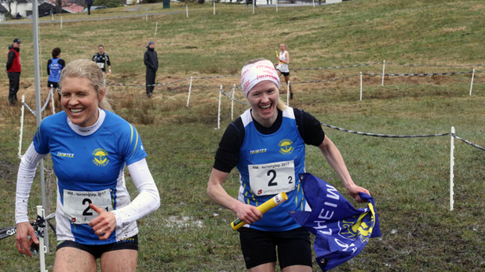 Lena Selen med klubbflagg og lagveninne Anne Nevin over mål som Norgesmestre