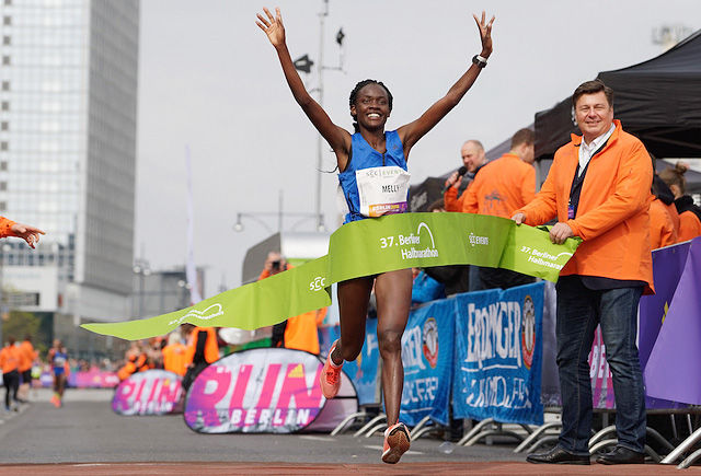 Joan Melly fra Kenya vant kvinneklassen på 1.08.45. (Foto: SCC-Events / Petko Beier)