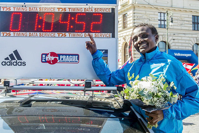 Joyciline satte sin første verdensrekord på halvmaraton i Praha i vår. (Foto: Praha Halvmaraton)