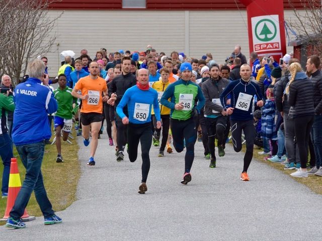 Starten på Valderøya rundt 2016 i konkurranseklassen. Startnummer 650 er Jan Ketil Vinnes som vann løpet. Foto: Asbjørn Røsås