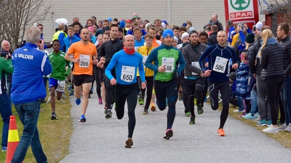 Starten på Valderøya rundt 2016 i konkurranseklassen. Startnummer 650 er Jan Ketil Vinnes som vann løpet. Foto: Asbjørn Røsås