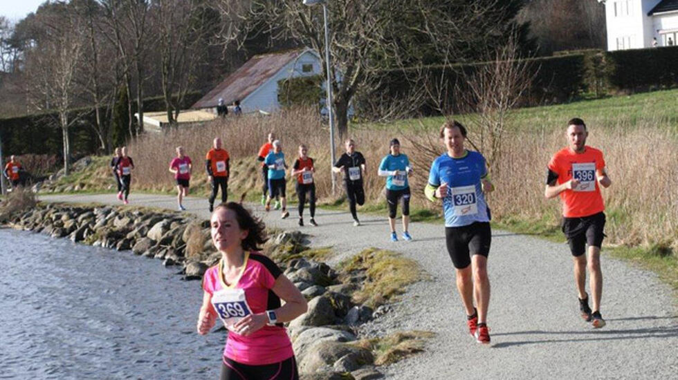 Turstien rundt Hålandsvatnet er småkupert og idyllisk, som skapt til å springe på. (Foto: Ingolf Dale)